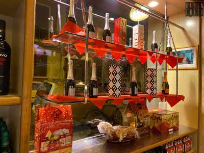 Negli anni 70 vendevamo solo merce economica come panini e coppate � rammenta Donato �. Poi il quartiere cambi� e in questa strada vennero ad abitare avvocati, commercialisti e dottori che chiedevano champagne, tartufo e salmone: beni costosi che per� potevano permettersi. Com'� tutt'oggi�